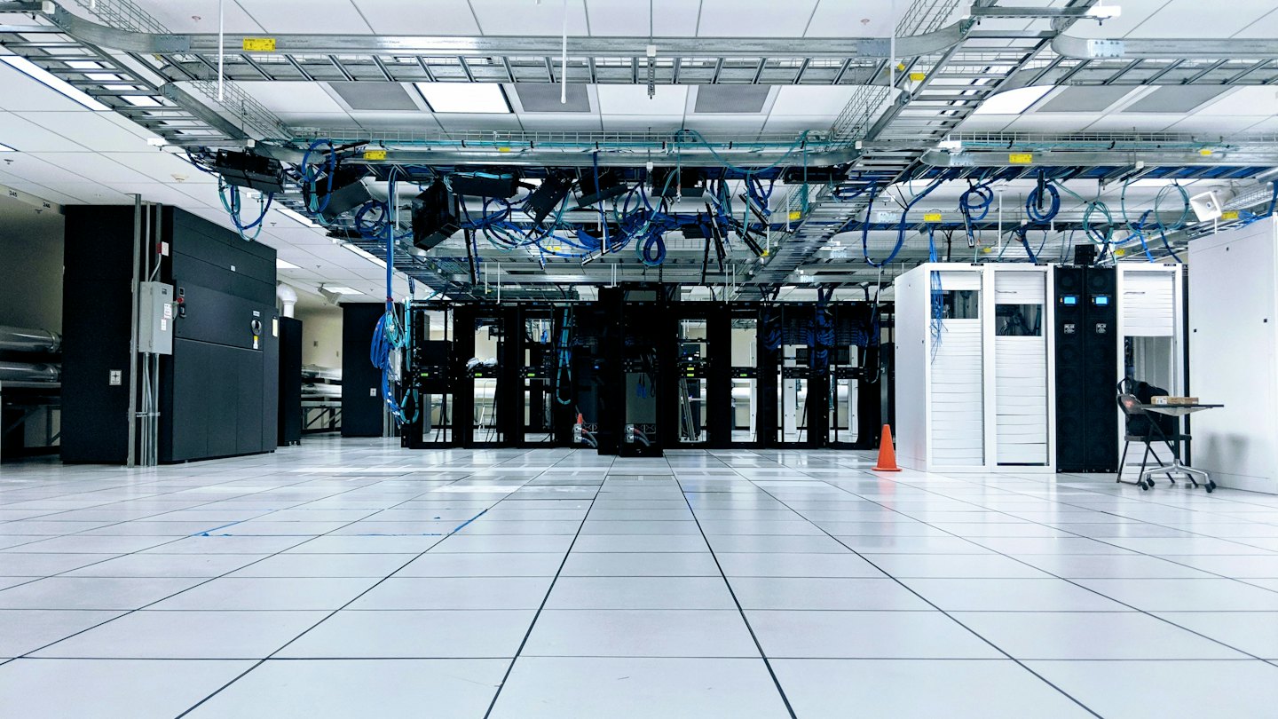 Reihen von Serverracks in einem modernen, leeren Rechenzentrum.