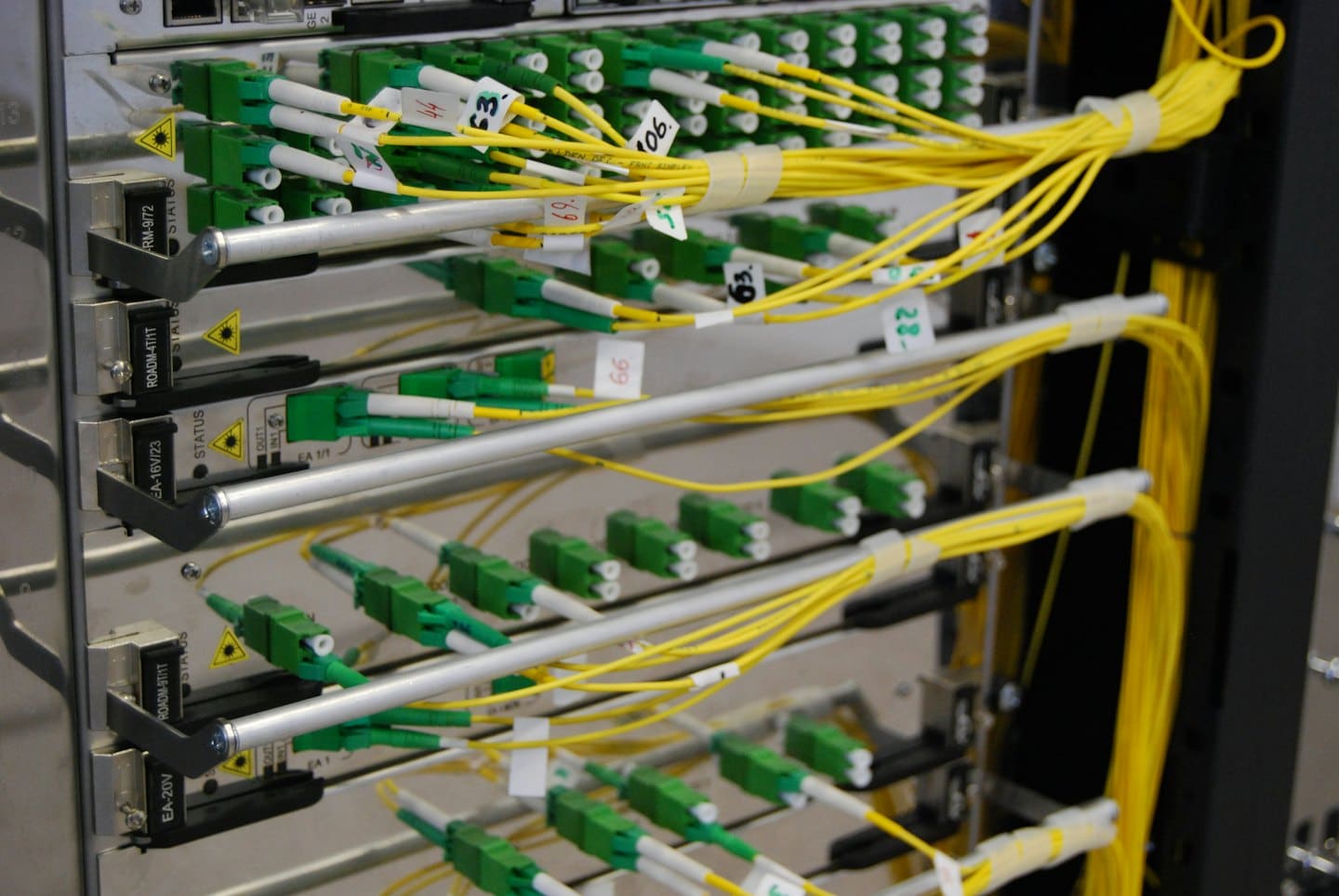 Glasfaserkabel und Server-Hardware in einem Datenrack.